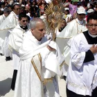 Prevost llevando el Santísimo Sacramento en Chiclayo.