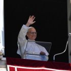 El Papa saludó por primera vez a los fieles desde el Palacio Apostólico