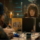 Eddie Munson, el amigo gamberro de los chicos de Stranger Things, tras su pantalla de Dungeon Master, juega a D&D
