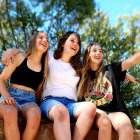 Chicas jóvenes y sonrientes, pero los adolescentes de la Generación Alfa tienen muchas heridas