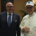 El Papa León XIV, con la gorra de la Universidad de Vilanova.