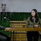 Josué Fonseca habla con Claudia -antigua alumna suya, hoy profesora- de Historia de la Iglesia y evangelización actual