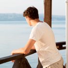 Un hombre mirando al horizonte.