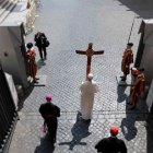 León XIV con la cruz de peregrino jubilar en el Jubileo de la Santa Sede, este Lunes de Pentecostés