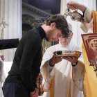 Dermot Farrell, arzobispo de Dublín, bautiza a Vincent DuPont, en la Vigilia Pascual de 2025