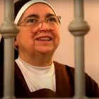 María Gloria de Dios, una priora carmelita en Aragón, cuenta que de joven, en el mundo, era muy juerguista, volvía de madrugada, se sentía vacía