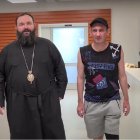 El obispo grecocatólico Petro Loza en el centro de prótesis Superhumans de Leópolis, con soldados en rehabilitación