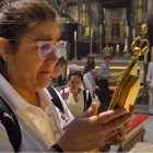 Una mujer en Valladolid, ante una reliquia de Santa Margarita María de Alacoque, pide su intercesión celestial