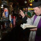 El sacerdote Chad Partain bendiciendo la cerveza.