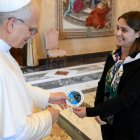 León XIV recibió el 16 de junio a los participantes en la Escuela de Verano del Observatorio Vaticano. En la imagen, recibe un recuerdo del Instituto de Astrofísica de Canarias.