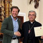 El arzobispo Luis Argüello con impulsores de His Way at Work y un certificado de consagración al Sagrado Corazón en Valladolid