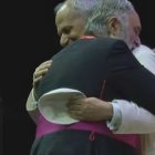 Abrazo de un monseñor al Papa