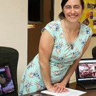 Rae-Mi Leroy colaborando encantada en su parroquia católica, tras una vida muy lejos del catolicismo