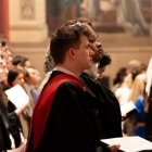 La Universidad de Harvard vive, sometida al virus 'woke', una crisis de identidad por renegar de la Verdad en beneficio del relativismo. Sin embargo, una treintena de alumnos se bautizaron este año.