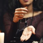 Una mujer practicando brujería y adivinación.