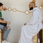 Una mujer joven se confiesa en la JMJ de Lisboa 2023, en el Parque del Perdón