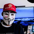 Un estafador que usa Internet para lucrarse, engañando a sus víctimas con otras identidades