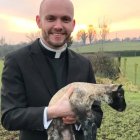 El padre Robert McGivney, radicado en la catedral irlandesa de Mullingar, es conocido replicar los hábitos de santos como Francisco de Asís o San Charbel como la bendición de animales.