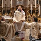 Un sacerdote celebrando misa tradicional.