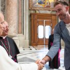 Gordon Hayward, saludando al Papa León XIV.