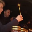 Ursula Von der Leyen en 2022, poniendo velas en una iglesia ucraniana por las masacres de Bucha