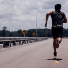 Un hombre corriendo.