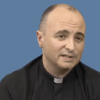 El padre Santiago Arellano auxilió al joven en la carretera para que recibiera los sacramentos.