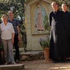 Cecilia y Enrique junto a sus cinco hijos, todos ellos consagrados a Dios.