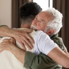 "Rezar por nuestros padres mayores a menudo puede aliviar la tensión y ayudarnos a comprender mejor sus sentimientos".