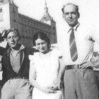 Roy Campbell (1901-1957), a la derecha de la foto, junto a su esposa Mary Garman (1924-1957) y el escritor Laurie Lee (1914-1997), ante el Alcázar de Toledo, en 1935.