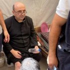 El párroco argentino de Gaza siendo atendido de sus heridas.