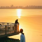 Solas y desarraigadas, sin que nadie tenga en cuenta sus intereses ni sus sentimientos, las víctimas de la Revolución Sexual comparecen en el ocaso de la civilización que ésta ha destruido.