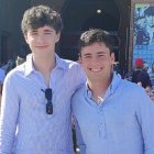 Alberto y Javi, hermanos, de la parroquia de la Asunción de Griñón, al Jubileo con muletas y lo que haga falta