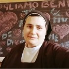 Sor Vincenzina Botindiari en 2020, durante la pandemia, con los colegios cerrados... pero llegaba a la gente por redes