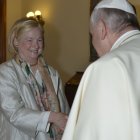Mary Ann Glendon saluda al Papa Francisco. Los tres últimos Papas han confiado en ella.