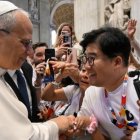 León XIV saluda a los evangelizadores digitales en la basílica San Pedro en el Jubileo de los Influencers