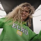 La madrileña Aisha Ruah en el videoclip del premiado tema Sal de Ti, una de las grandes figuras del rap católico