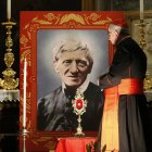 El cardenal Rylko en la vigilia por la canonización de Newman, junto a su imagen y reliquia, en 2019