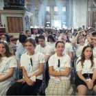 Unos jóvenes valencianos en la Basílica de San Pedro de Roma, en misa con sus obispos en el Jubileo 2025