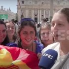 Una jóvenes españolas muestran su entusiasmo a Agencia EFE en el Jubileo de los Jóvenes en Roma