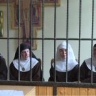Las exclarisas de Belorado en una rueda de prensa tras las rejas del convento