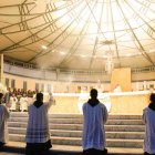 Adoración eucarística al finaliza el primer día del Mladifest 2025, jornadas de oración de jóvenes en Medjugorje