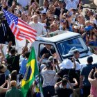 León XIV saludó a los peregrinos en la Plaza de San Pedro en la habitual audiencia de los miércoles