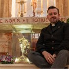 Emilio Jesús Montes, en su parroquia de Valdepeñas, con una reliquia de Juan Pablo II, quien fue obrero antes que clérigo