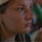 Una joven concentrada en adoración en la Vigilia de Tor Vergata con el Papa León