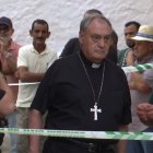 El arzobispo de Granada, José María Gil Tamayo, rezó en desagravio ante la iglesia de Santiago Apóstol de Albuñol, incendiada por un marroquí este 17 de agosto.