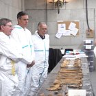 Fernando Martínez López, secretario de Estado de Memoria Democrática (en la imagen, junto a Pedro Sánchez), principal miembro del jurado que decidirá el futuro del Valle de los Caídos.