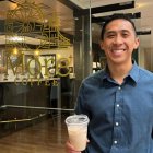 Tyler Duffy, director de evangelización de la parroquia católica Santo Tomás Moro en Centennial, Colorado, frente a More Coffee.