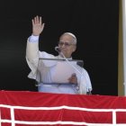 León XIV saluda a los fieles durante el rezo del Ángelus de este domingo.