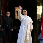 El Papa León XIV al inicio del Capítulo General de los agustinos, en Roma; de rojo, Alejandro Moral, español, su Prior general por 12 años